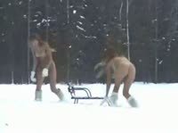 Русские снегурочки бегают голышом по лесу 