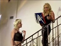 Две чудные красавицы блондинки на лестнице  