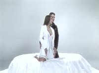 Послушная брюнетка с красивыми сиськами кувыркается на белой постели 