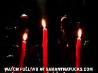 Лесбиянки с торчащими сосками мастурбируют при горящих свечах 